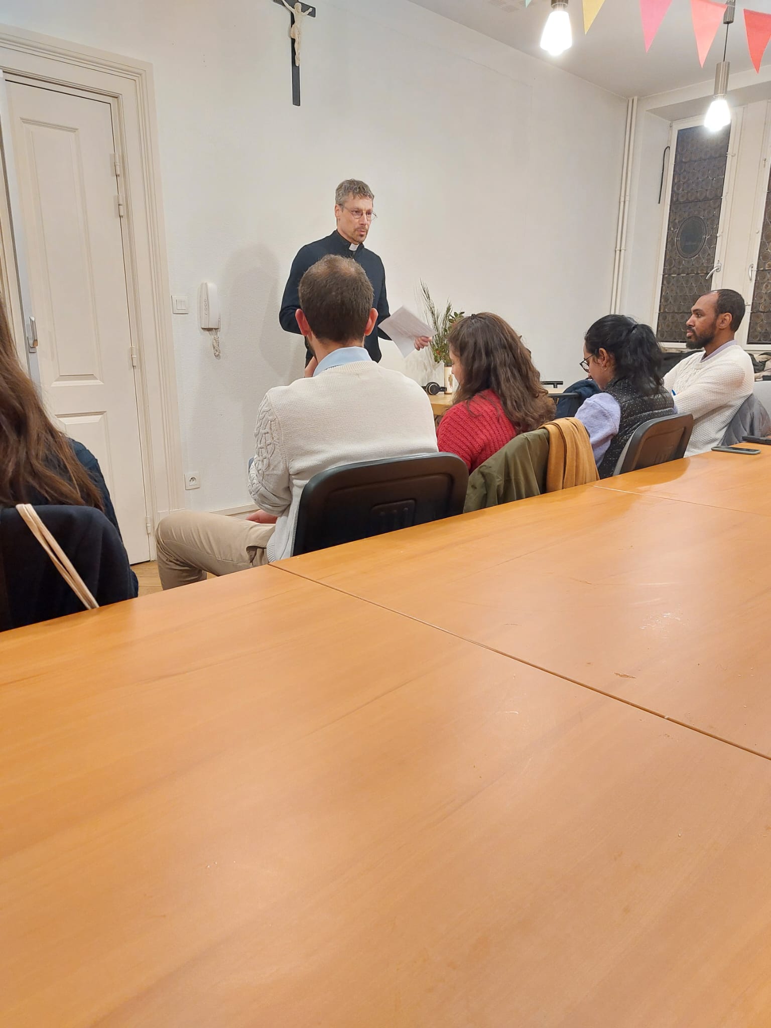 Intervention d'un prêtre devant le groupe de jeunes